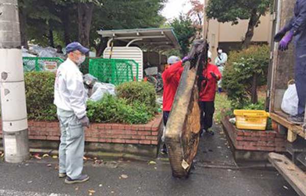 アパートが立ち並ぶ閑静な住宅地、現場はアパートの一室でした。放水でバラバラになったり、燃えて黒くなった家財の数々、炭化していたり、溶けて固まっていたりといった回収物の数々は、火災のすさまじさを物語っています。心傷む光景ですが淡々と作業を進めました。回収物はパッカー車で圧縮しながら積み込んでいきます。一室分とはいえかなりの量になることに驚きです。４人の作業で３時間、予定通り終えました。