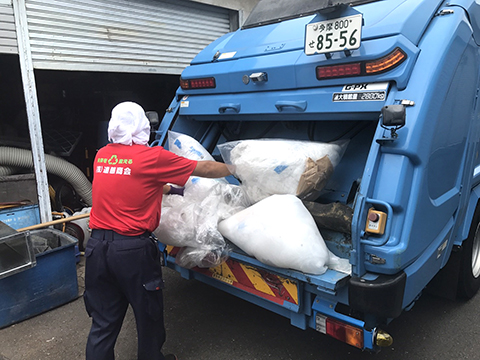 次々とパッカー車で圧縮していく