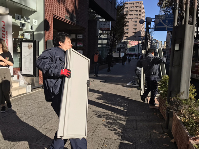 重いので必死に運んでいます