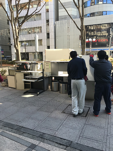 歩道脇に積み上げました